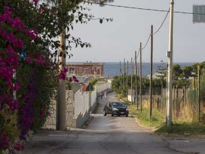 Da questo tratto parte anche strada Zuccararo, l�unica viuzza che permette, grazie a un recentissimo sottopasso della ferrovia, di raggiungere il mare